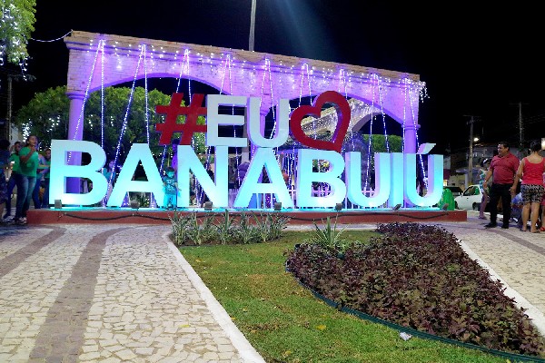 Nova decoração da praça 25 de Janeiro é entregue à população e abre a  programação de Natal de Banabuiú