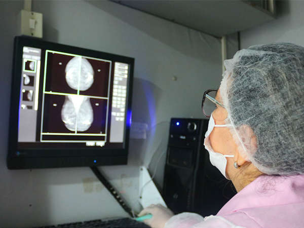Secretaria de Saúde realiza 120 exames de mamografia em unidade móvel