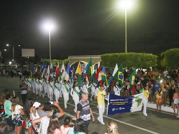 Governo Municipal de Banabuiú realiza desfile cívico nas ruas da sede do município